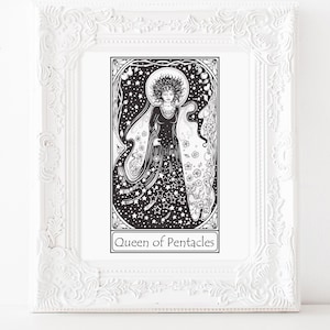Könnte beinhalten: Gerahmte Schwarz-Weiß-Illustration der Tarotkarte Queen of Pentacles. Das Kunstwerk zeigt eine Frau in einem langen Kleid, die eine Laterne hält, umgeben von Sternen und floralen Elementen. Der Rahmen ist weiß mit aufwendigen Details.