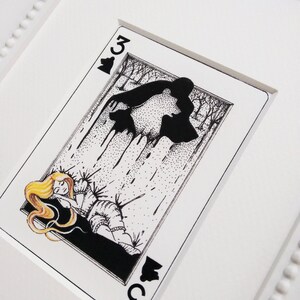 Pu&ograve; includere: Un'illustrazione in bianco e nero di una donna addormentata con i capelli biondi, sdraiata su un letto di spine. L'illustrazione &egrave; su una carta da gioco con il numero 3 di fiori nel angolo.