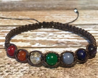 Handgemaakte chakra-steenarmband: helende sieraden van hennepkoord