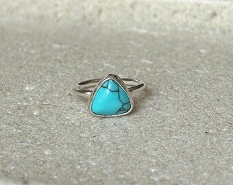 Turquoise driehoeksring / sterlingzilver handgemaakte geometrische edelsteenring / geboortesteen december sieraden / minimalistische bohostijl