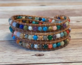 Wikkelarmband met gemengde edelsteen: leren koord, zilveren sluiting