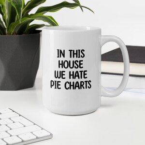 In dit huis haten we cirkeldiagrammen, 11oz 15oz witte glanzende keramische mok, grappige cadeau-ideeën voor statistici, datawetenschapper, data viz expert