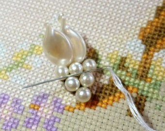 Pearl needle minder, needle nanny, needle keeper, pearls, vintage, 3D