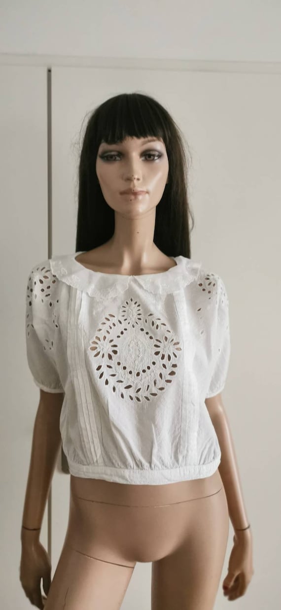 Top embroidered blouse white pleats and collar Cla