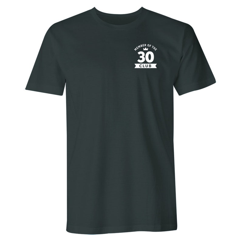 Puede incluir: Una camiseta verde oscuro con un gr&aacute;fico blanco que dice "Member of the 30 Club" con una corona sobre el n&uacute;mero 30.