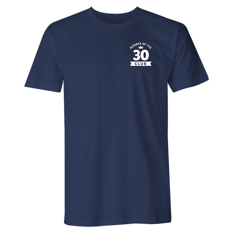 Puede incluir: Una camiseta azul marino con un gr&aacute;fico blanco que dice "Member of the 30 Club" con una corona sobre el n&uacute;mero 30.