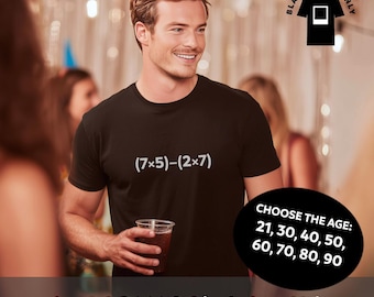 Op de afbeelding: Zwart T-shirt met de vergelijking (7x5)-(2x7) in het wit gedrukt. Het shirt heeft een afbeelding met de tekst "BLACK SHIRT ONLY". Een zwarte ovale afbeelding zegt "CHOOSE THE AGE: 21, 30, 40, 50, 60, 70, 80, 90". De tekst "The BODMAS Birthday Shirt" staat onderaan.