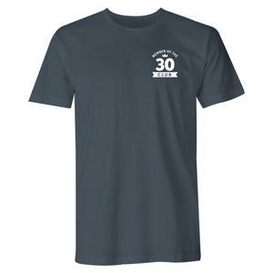 Puede incluir: Una camiseta azul oscuro con un gr&aacute;fico blanco que dice "Member of the 30 Club" con una corona sobre el n&uacute;mero 30.