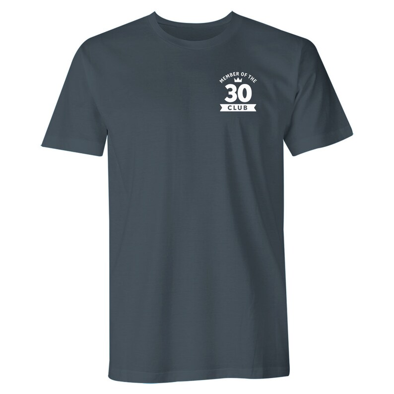 Puede incluir: Una camiseta azul oscuro con un gr&aacute;fico blanco que dice "Member of the 30 Club" con una corona sobre el n&uacute;mero 30.