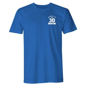 Puede incluir: Una camiseta azul real con un gr&aacute;fico blanco que dice "Member of the 30 Club" con una corona sobre el n&uacute;mero 30.