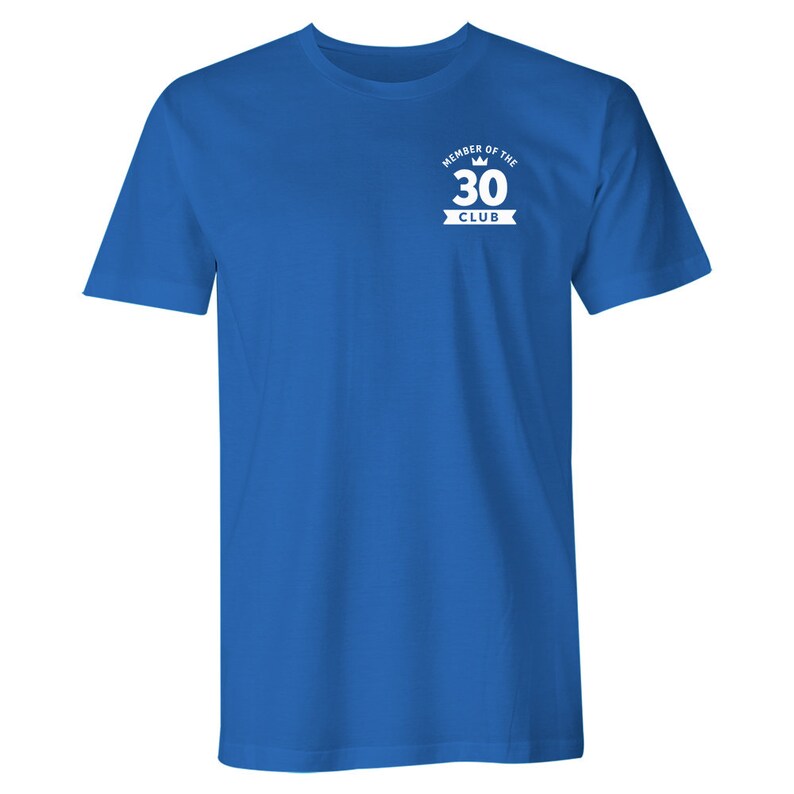 Puede incluir: Una camiseta azul real con un gr&aacute;fico blanco que dice "Member of the 30 Club" con una corona sobre el n&uacute;mero 30.