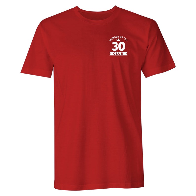 Puede incluir: Camiseta roja de manga corta con un gr&aacute;fico blanco que dice "Member of the 30 Club" con una corona sobre el n&uacute;mero 30.