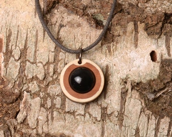 Precious wood jewelry with onyx. Selectable necklace length. Strikingly discreet for men and women. Handicrafts from Germany. Small series.