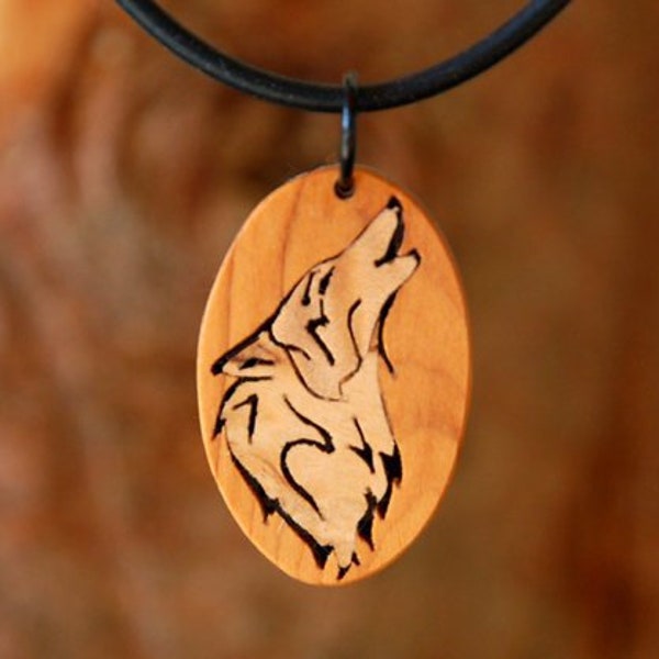 Holzschmuck Anhänger Wolf Hund Schäferhund. Intarsie und Handarbeit aus Edelholz. Bayern, Deutschland.