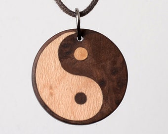 Yin Yang Anhänger Holzschmuck Handarbeit. Dunkles Nussbaummaser, heller Ahorn. Edelholzschmuck Deutschland, Bayern.