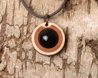 Precious wood jewelry with onyx. Selectable necklace length. Strikingly discreet for men and women. Handicrafts from Germany. Small series.