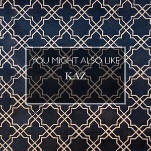 Pu&ograve; includere: Un motivo geometrico blu navy e crema riempie la cornice. Il design presenta forme interconnesse, creando un aspetto strutturato. Un rettangolo bianco contiene il testo "YOU MIGHT ALSO LIKE" sopra "KAZ".