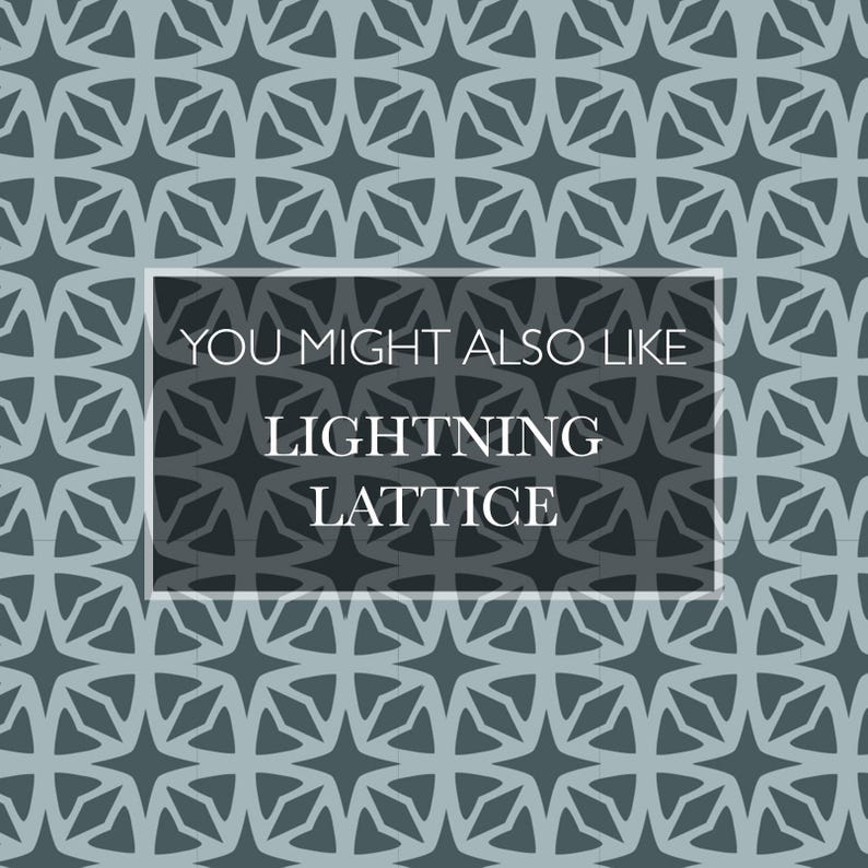 Pu&ograve; includere: Un motivo ripetuto di forme a stella grigio scuro su sfondo grigio chiaro. Un rettangolo al centro contiene il testo "YOU MIGHT ALSO LIKE LIGHTNING LATTICE". Il design &egrave; geometrico e simmetrico.