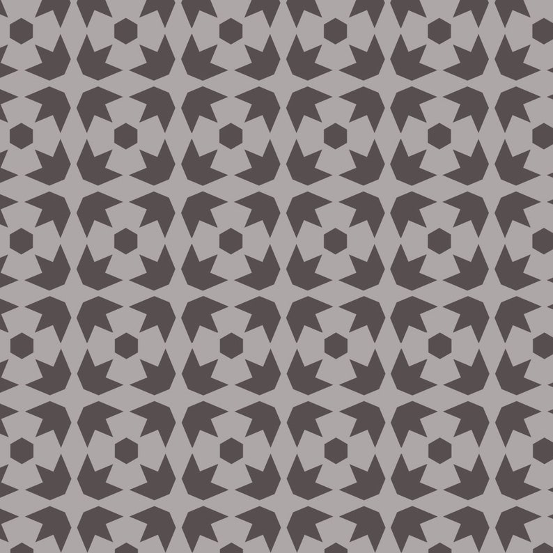 Pu&ograve; includere: Motivo ripetuto con forme geometriche in disposizione simmetrica. Il design presenta figure scure a forma di stella e forme esagonali su sfondo grigio chiaro. Il motivo &egrave; uniformemente distanziato e copre l'intera superficie.