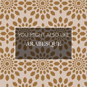 Pu&ograve; includere: Un motivo ripetuto di forme geometriche nelle tonalit&agrave; del marrone e del beige. Il design presenta motivi circolari a forma di fiore e forme a diamante. Il testo in un rettangolo grigio scuro recita "YOU MIGHT ALSO LIKE ARABESQUE."