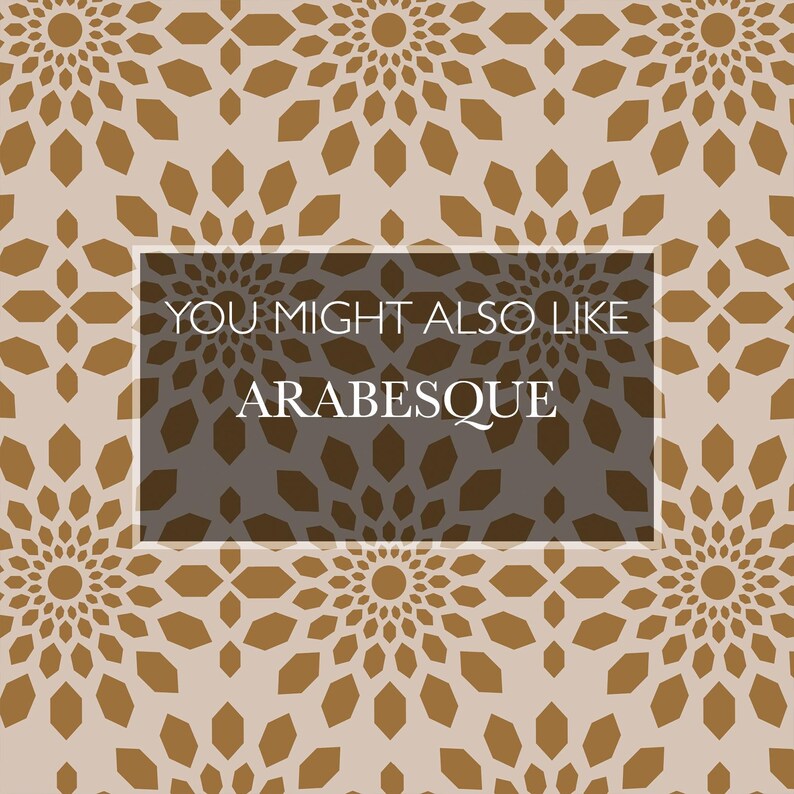 Pu&ograve; includere: Un motivo ripetuto di forme geometriche nelle tonalit&agrave; del marrone e del beige. Il design presenta motivi circolari a forma di fiore e forme a diamante. Il testo in un rettangolo grigio scuro recita "YOU MIGHT ALSO LIKE ARABESQUE."