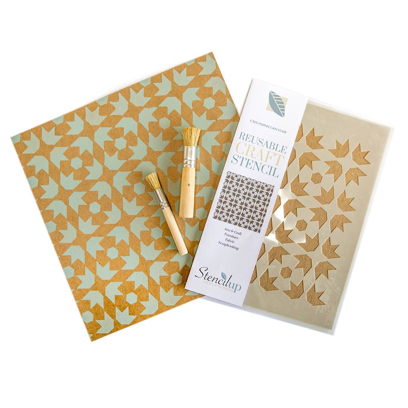 Pu&ograve; includere: Un set di stencil artigianali con un design a stella marocchina. Il set include uno stencil riutilizzabile, due piccoli pennelli e un foglio di carta fantasia. Lo stencil e la carta presentano un motivo geometrico nei toni del marrone e del verde acqua.