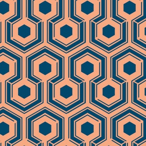 Può includere: Uno schema senza cuciture con un design geometrico che presenta esagoni sovrapposti in tonalità pesca e blu navy.