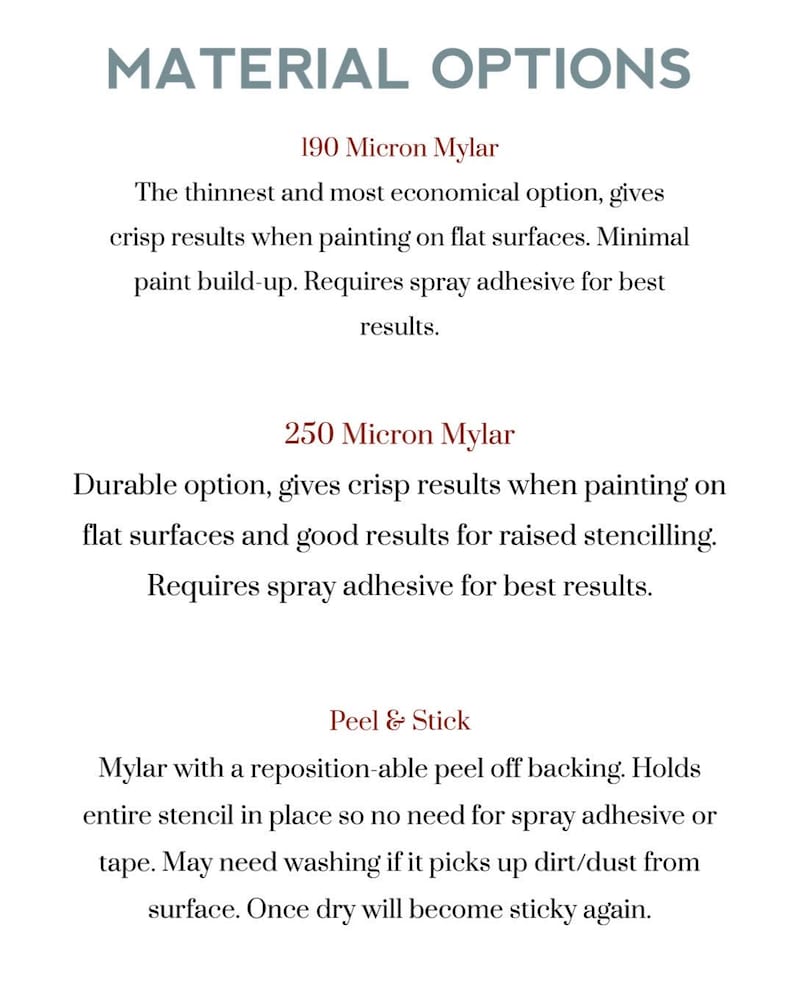 Pu&ograve; includere: Testo su sfondo bianco che descrive le opzioni dei materiali per stencil. Le opzioni includono 190 Micron Mylar, 250 Micron Mylar e Peel & Stick. Vengono descritte le caratteristiche di ogni opzione, come l'adesivo spray o il supporto riposizionabile.