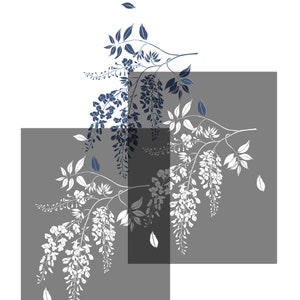 Pu&ograve; includere: Un disegno floreale bianco e blu su sfondo grigio. Il disegno presenta un ramo di fiori di glicine con foglie.