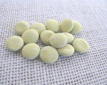 Botones vintage amarillo pálido de 1/2" forrados de tela, juego de 14. Lunares blancos, vástago redondo pequeño de tela, NotOnlyButtons