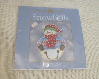 Kit de punto de cruz con cuentas Debbie Mumm, Muñeco de nieve con cascabel, Cuentas Mill Hill, #DM20-4101, Nuevo, sellado, 2014, Papel perforado de 14 ct., NotOnlyButtons