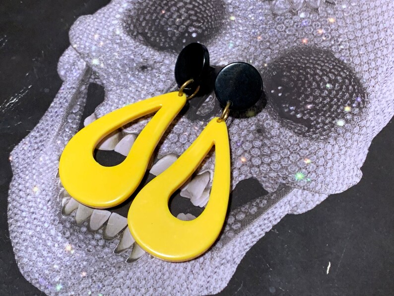 1980s Vintage Black and Yellow Tear Drop Dangle Earrings