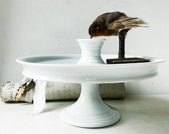 Plato de servir francés antiguo, de loza blanca con pedestal, redondo, para queso.