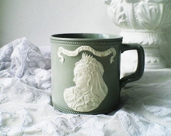 Taza del Jubileo de Diamante de la Reina Victoria: Cerámica mayólica antigua de 1897