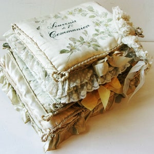 Pasta de lingerie boudoir de seda francesa antiga rara com flores pintadas à mão e caligrafia "Comunhão" na cor champanhe
