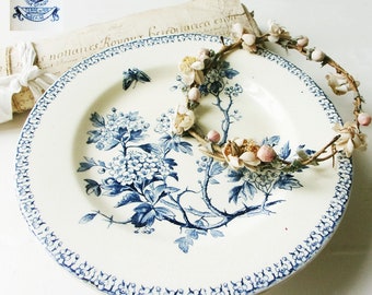 Plat de service sur pied ancien en pierre de fer bleu et blanc, fleurs d'aubépine, papillon estampé GIEN