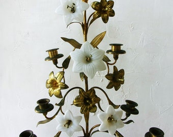 Französischer Kirchenkandelaber, antiker Kirchenaltar-Kerzenständer, weiße Opal-Lilien, Blumen, 7 Kerzen