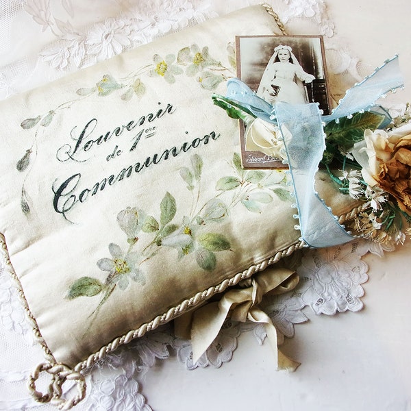 Rare Français Antique Silk Pochette Lingerie Case Folder Soie Champagne couleur Fleurs peintes à la main et calligraphie « Communion »