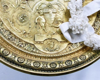 Centre de table avec pieds en bronze, piédestal Français ancien des années 1800, style Louis XVI, putti, anges, guirlandes de lauriers, visages mythiques