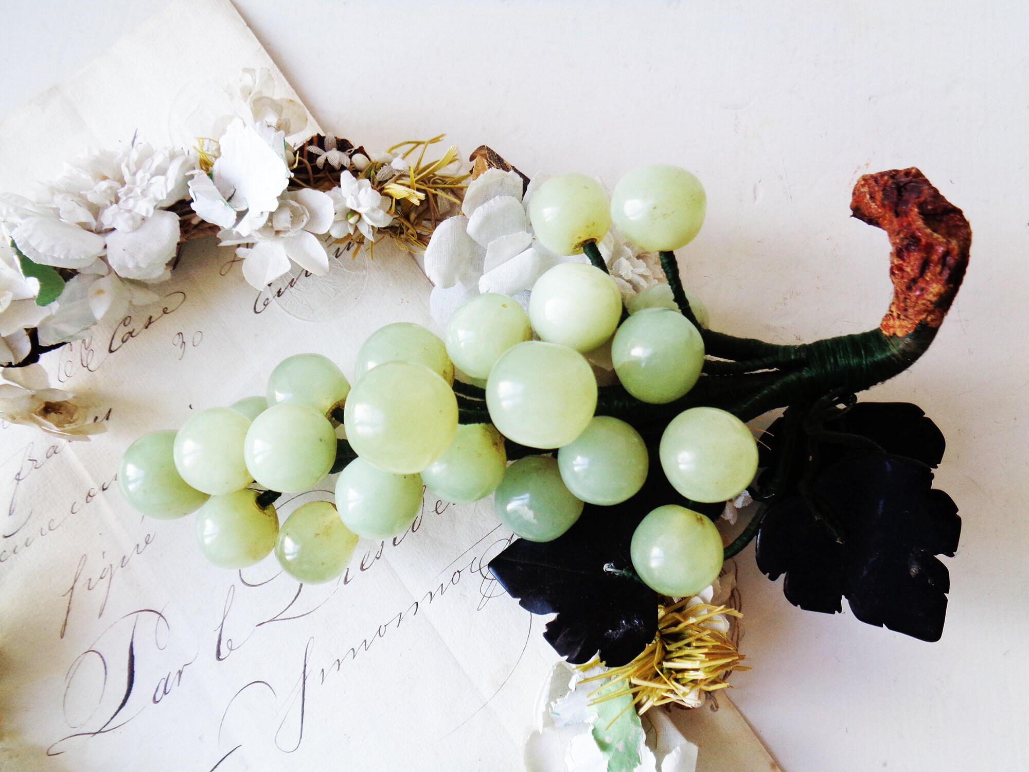 Français Stone Grapes Vert Semi-Précieux Grande Grappe de Raisins avec Des Feuilles Sculptées