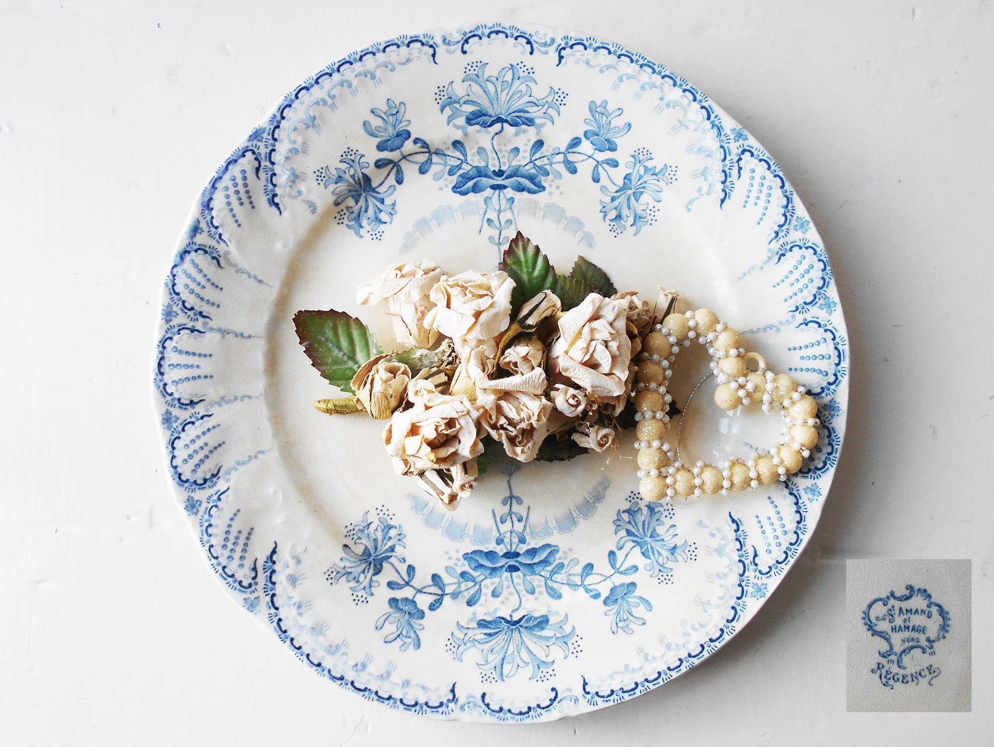 Antique Français Ironstone Plate Blanc Bleu Chèvrefeuille Fleurs Décor Gaufré Estampé St Amand