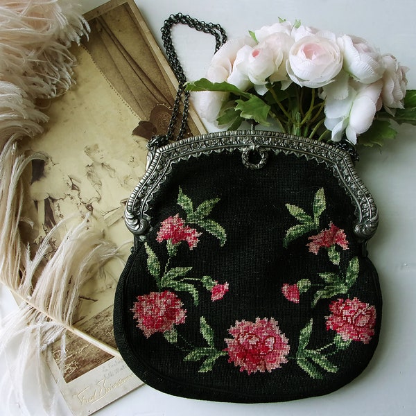 Antiguo bolso de noche francés Needlepoint bolso tapiz bolso de mano plata gris satén dentro del marco de plata