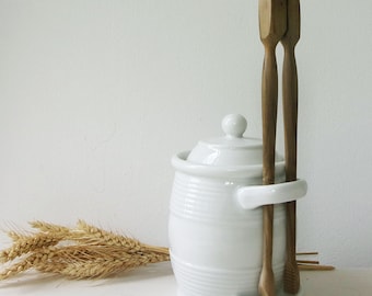 Pot de rangement Pinces à cornichons « Pot à cornichons » français Pot en pierre de fer blanche avec couvercle et pince de service en bois