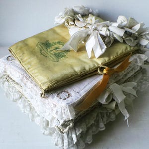 Französische Antike Seide Pochette Dessous Etui Ordner Golden Satin Boudoir Beutel Aussteuer aus PARIS