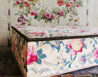 Grande boîte en tissu française, boîte boudoir, boîte à couture en cartonnage antique, fleurs de pivoine, Paris