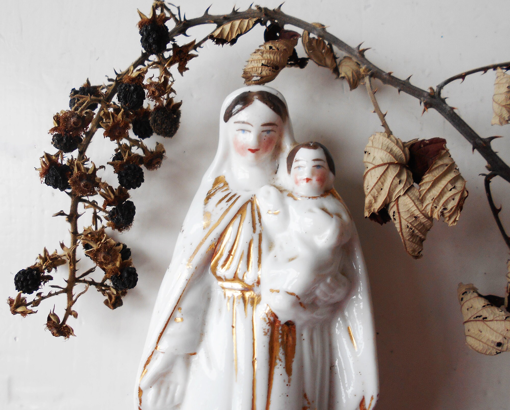 Français Antique Sainte Marie Statue Porcelaine Peinte à La Main 1800S Blanc et Or Folk Art avec Enf