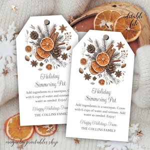Può includere: Due etichette regalo bianche con un design ad acquerello di fette d'arancia essiccate, pigne, bastoncini di cannella e anice stellato. Le etichette recitano "Holiday Simmering Pot" e includono istruzioni e un saluto festivo.