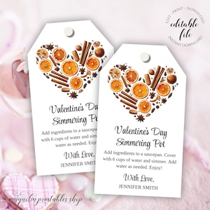 Può includere: Due etichette regalo stampabili con un design a forma di cuore che presenta fette d'arancia, bastoncini di cannella e spezie. Il testo sulle etichette recita "Valentine's Day Simmering Pot" e include istruzioni per preparare una pentola fumante. Le etichette sono modificabili e possono essere personalizzate con un nome.