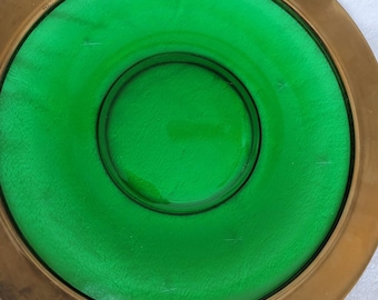 Plato vintage de cristal verde con estrella grabada en el cristal y borde dorado.