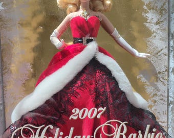 Barbie navideña de Mattel 2007 en rojo